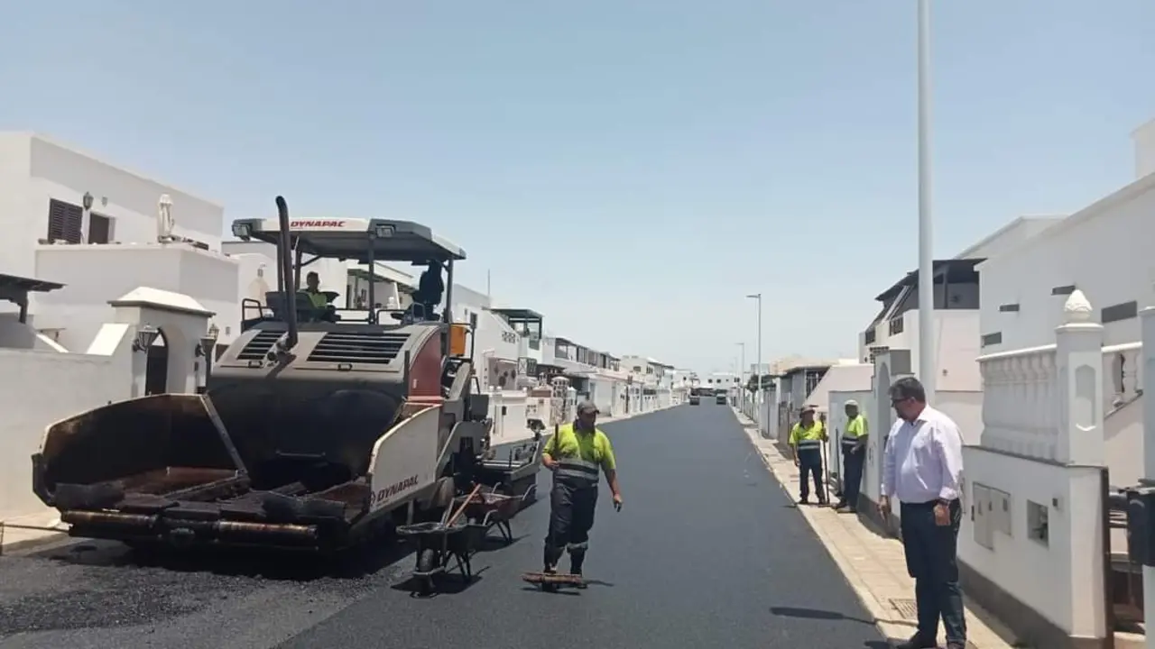 Alcalde visita obras reasfaltado