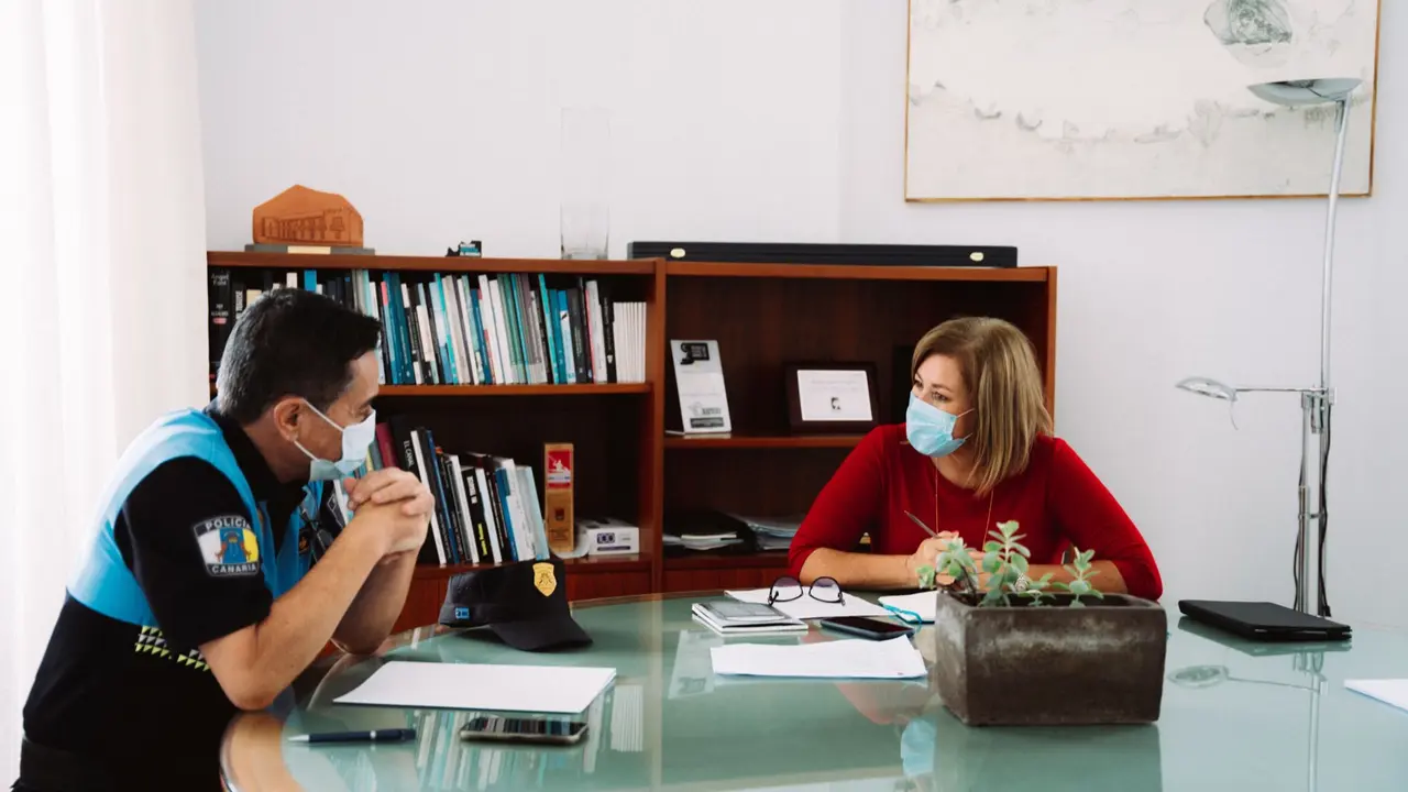 Astrid Pérez con el jefe de la Policía Local