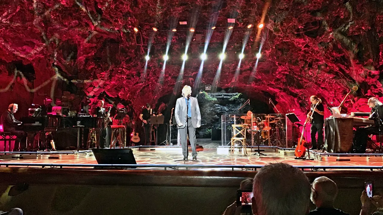 Joan Manuel Serrat, al inicio de su concierto en Jameos del Agua