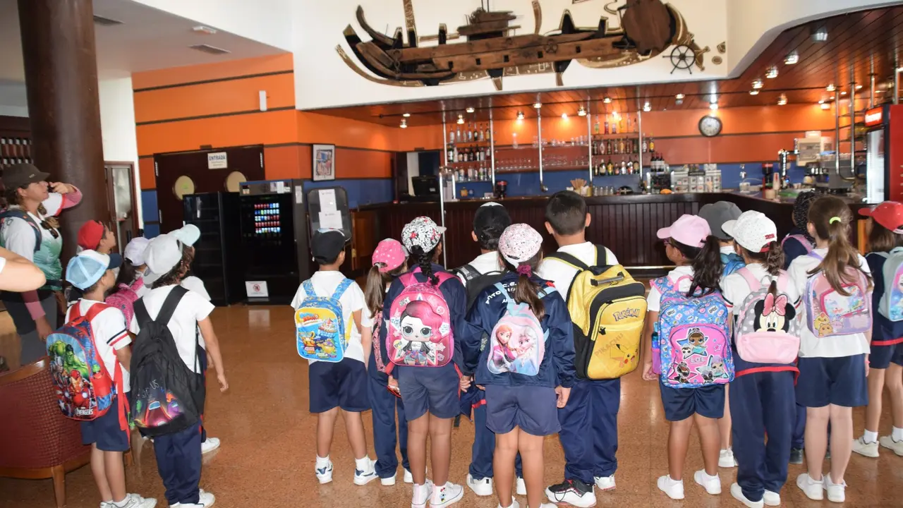 Alumnado del CEIP Antonio Zerolo contemplando el mural de Manrique
