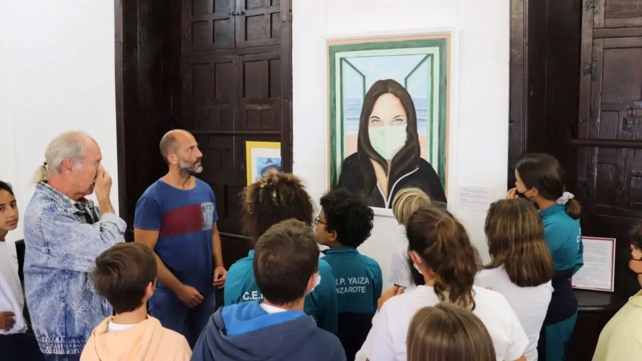 Alumnos del CEIP Yaiza asisten a la exposición y atienden las explicaciones