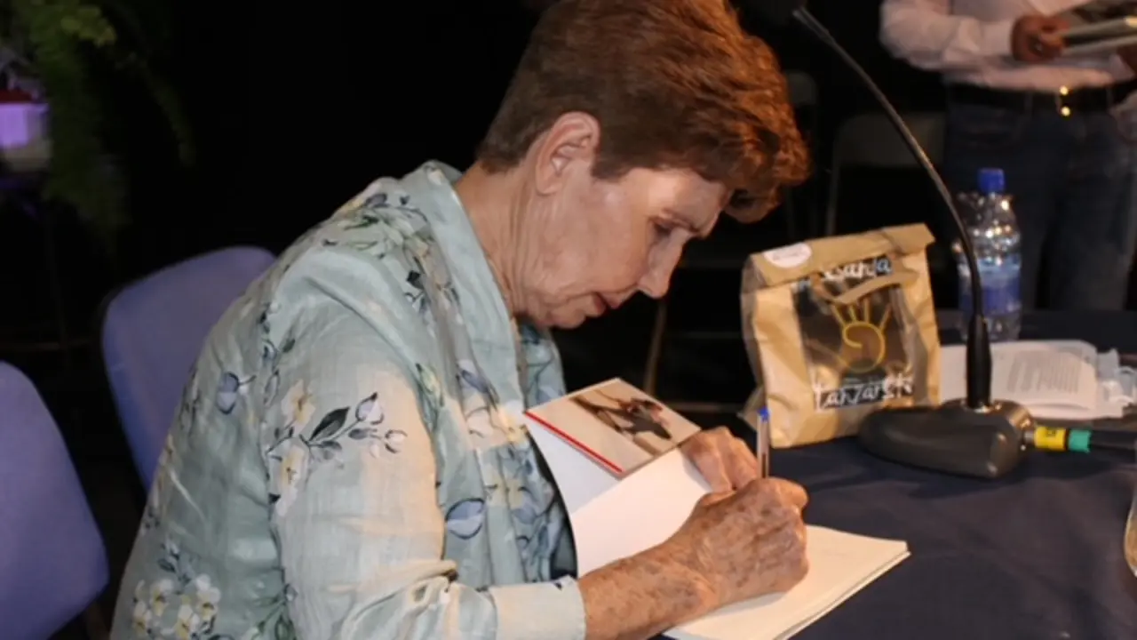 Queta Saavedra firma ejemplares de su obra