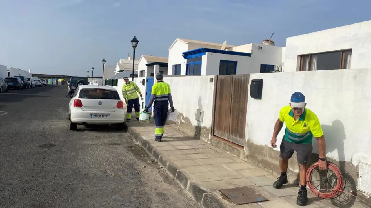 Teguise instala fibra óptica en Los Cocoteros