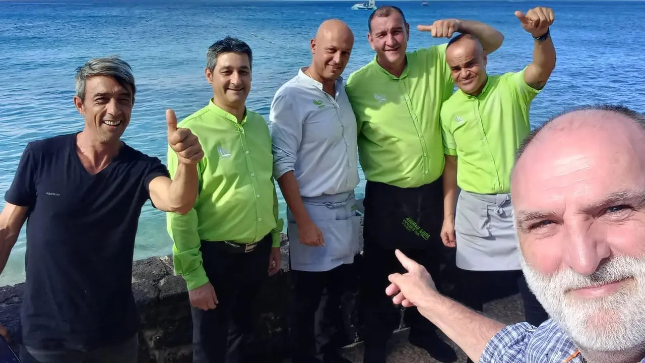 Foto: Facebook Brisa Marina. El chef Jos&eacute; Andr&eacute;s con los trabajadores del restaurante