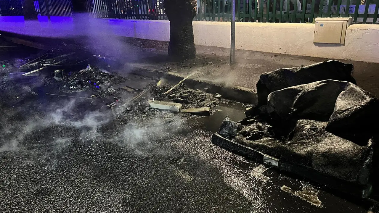 Incendio de los contenedores en Puerto del Carmen