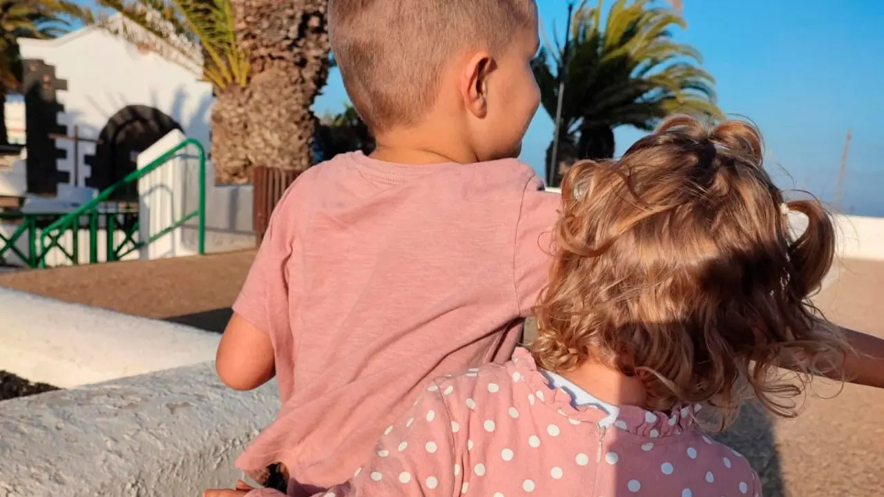 Nairan con su hermana