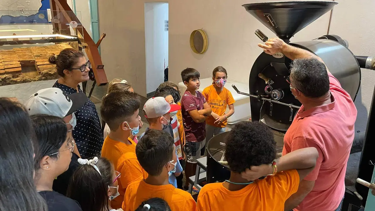 Taller de gofio con niños en Tías