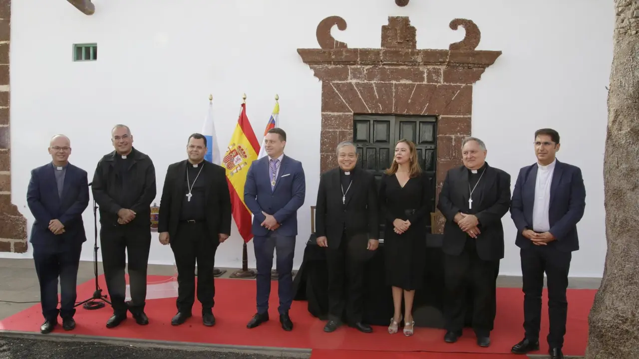 Autoridades políticas y religiosas presentes el 7 de julio