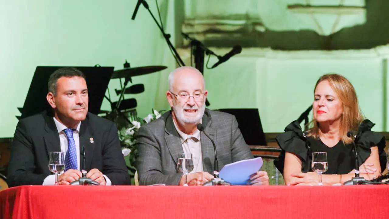 Luis de León, en el centro, durante la lectura del pregón