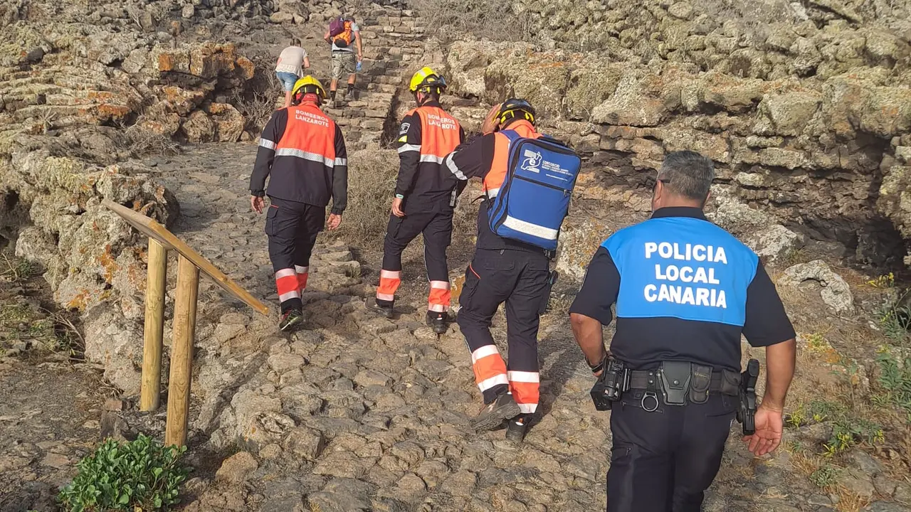 Bomberos y Policía Local de Haría, en el inicio del Camino de los Gracioseros