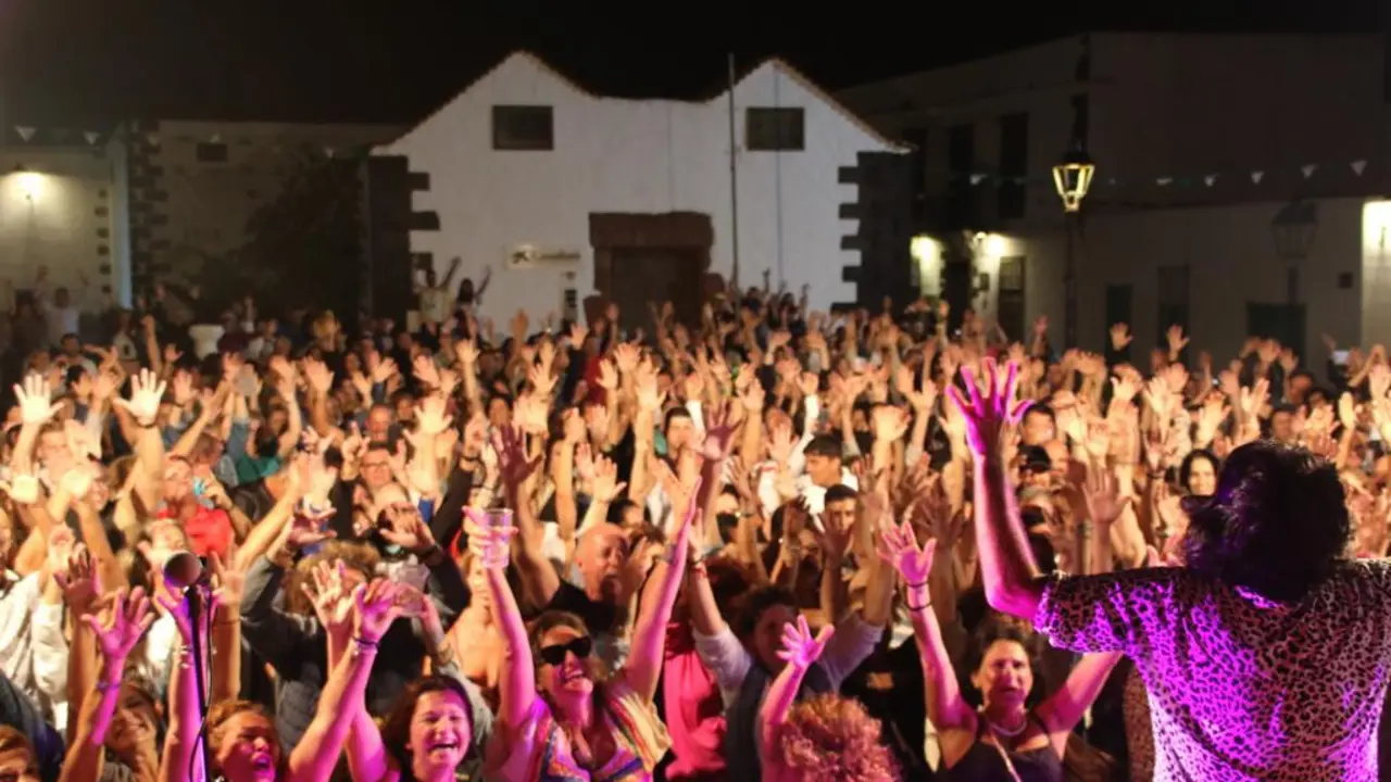 Gente bailando en el concierto de Los Lolas