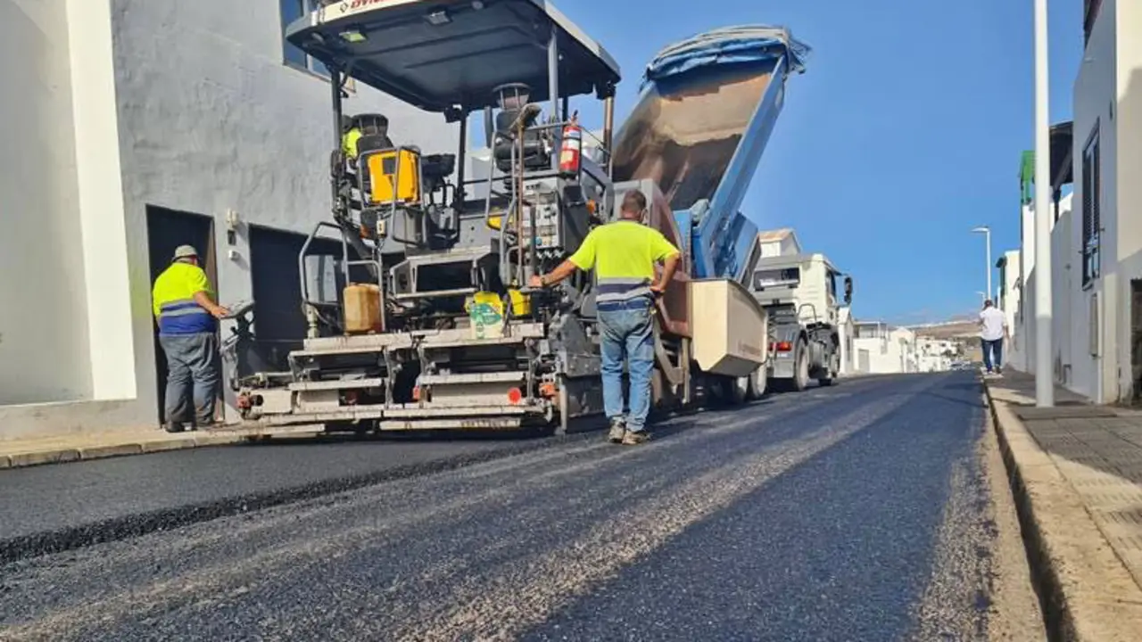 Obras del plan municipal de reasfaltado en San Bartolomé