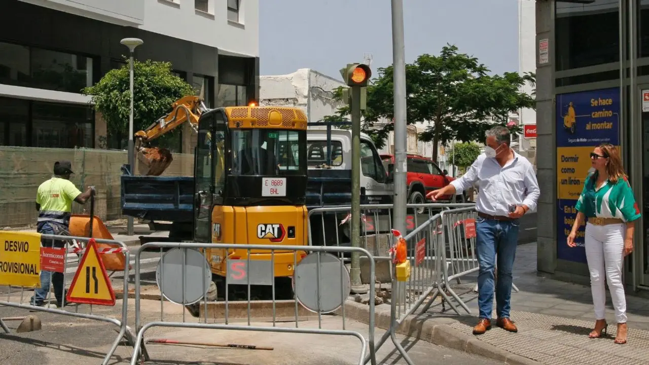 Visita de la presidenta y el consejero del Cabildo a las obras de los sem&aacute;foros de Arrecife