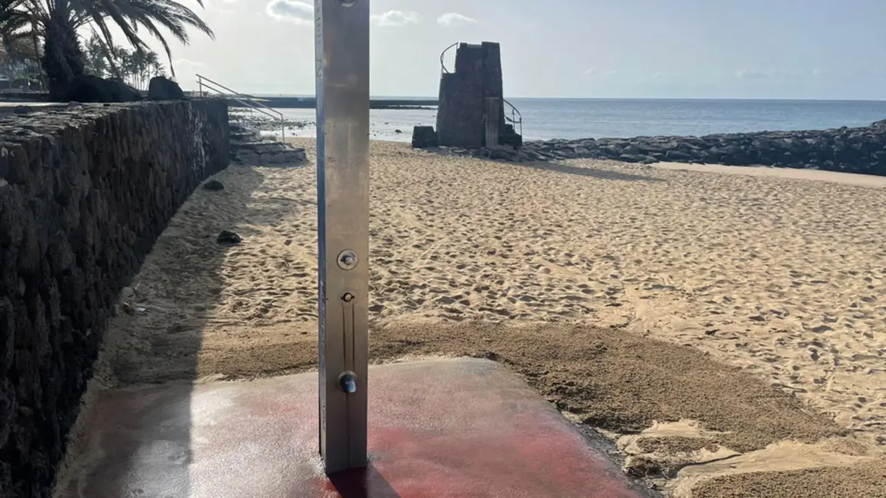 El PP denuncia el mal estado de la playa de Las Cucharas