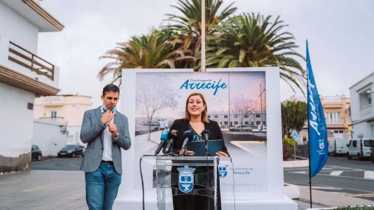 Astrid Pérez presentando el proyecto de la calle Tenderete