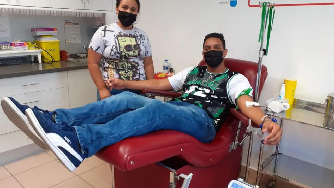 Un ciudadano canario dona sangre