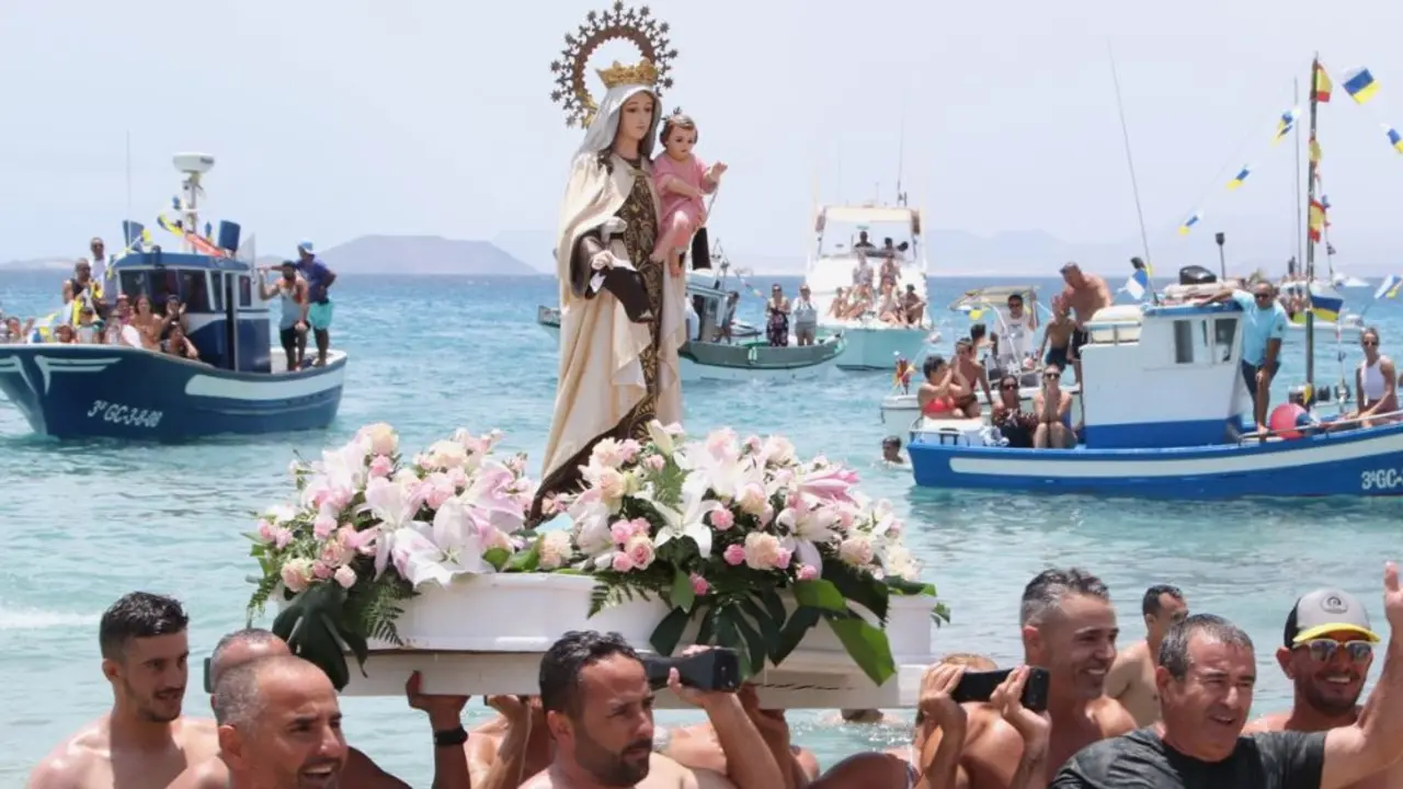Procesión marítima de la Virgen del Carmen en Playa Blanca