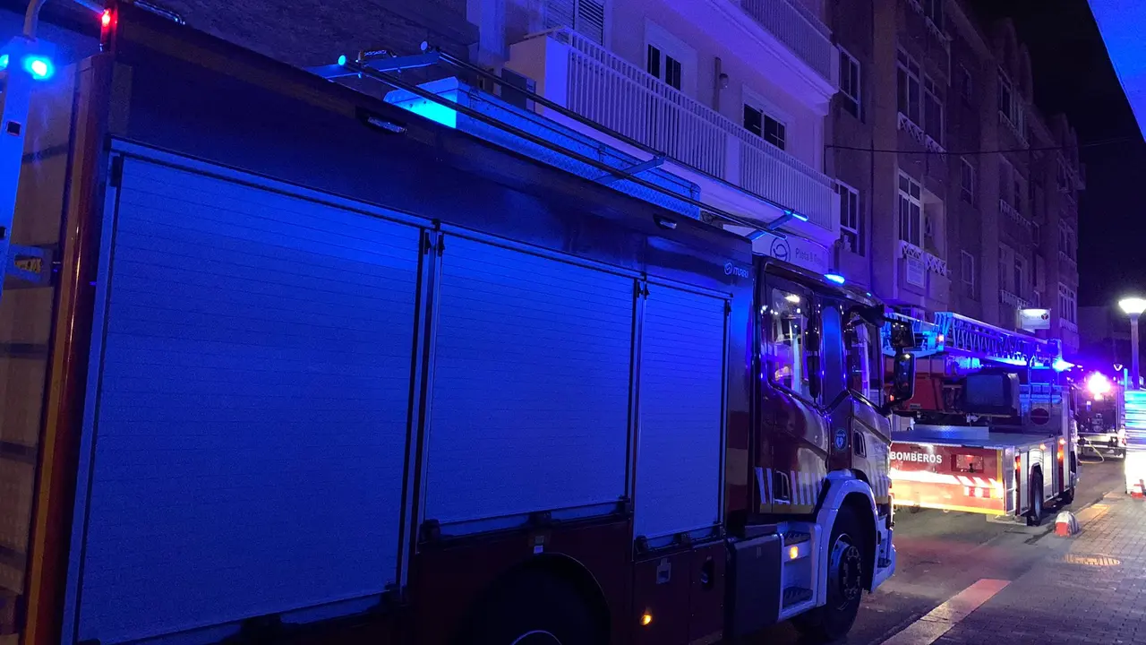 Actuaci&oacute;n de los bomberos en el incendio