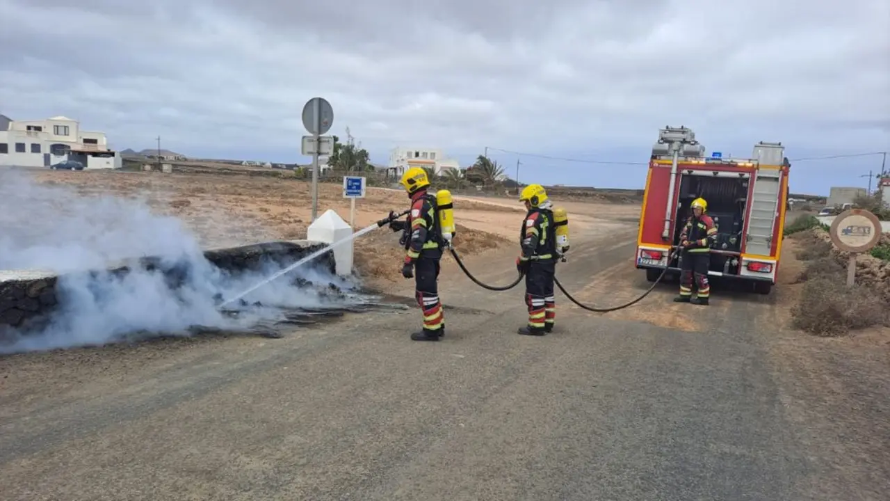 Los bomberos apagan el incendio del contenedor de Tinajo