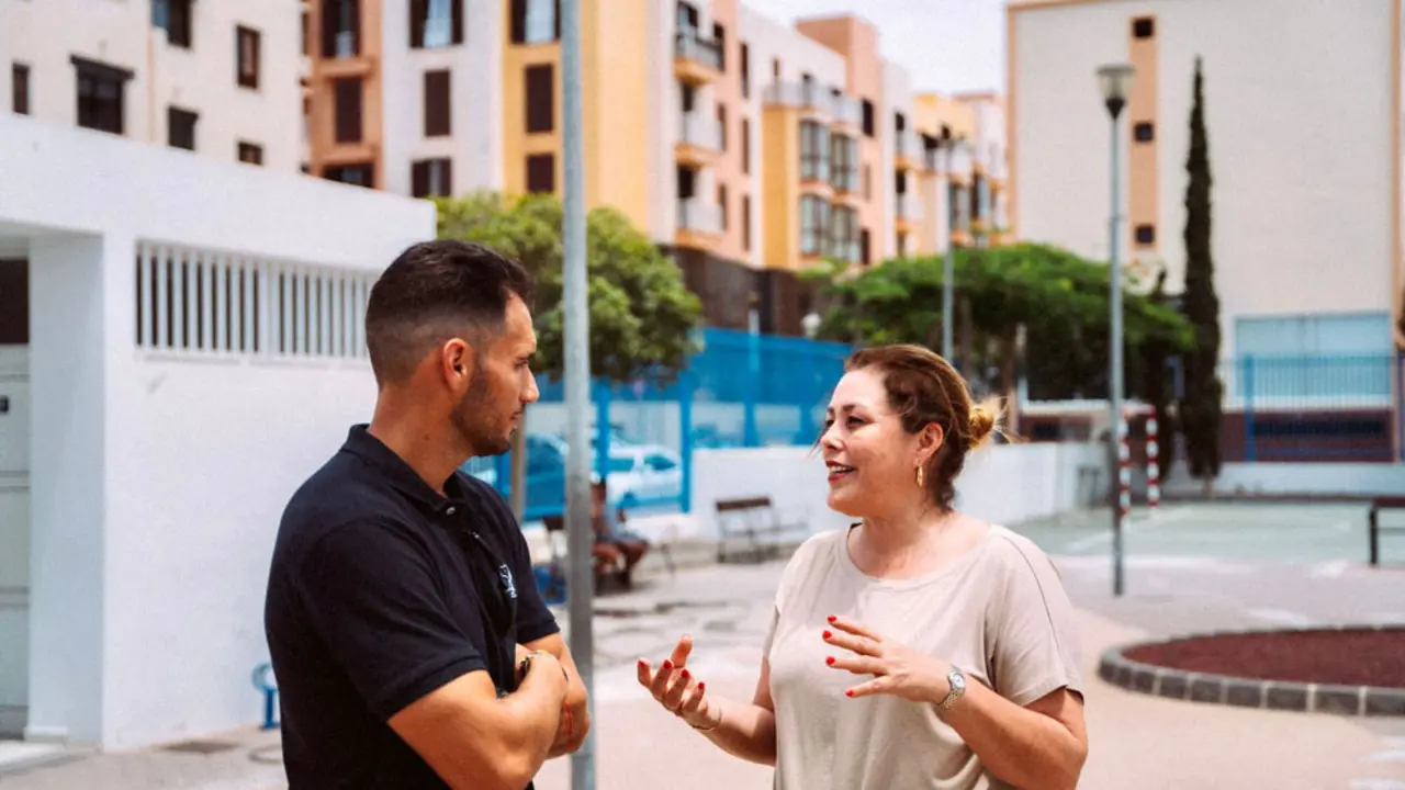 El concejal de Deportes de Arrecife y la alcaldesa en el parque deportivo Salinas
