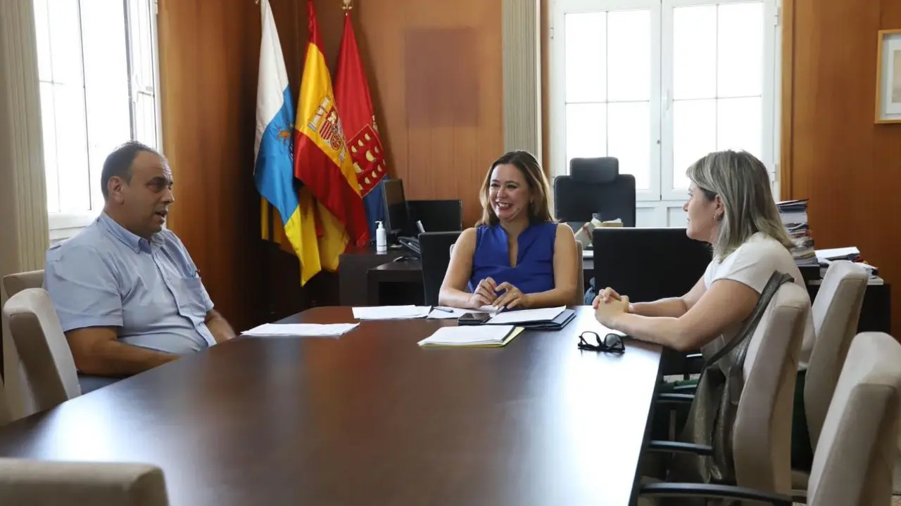 Vanoostende y Corujo abordan la situaci&oacute;n del sector ganadero en Lanzarote