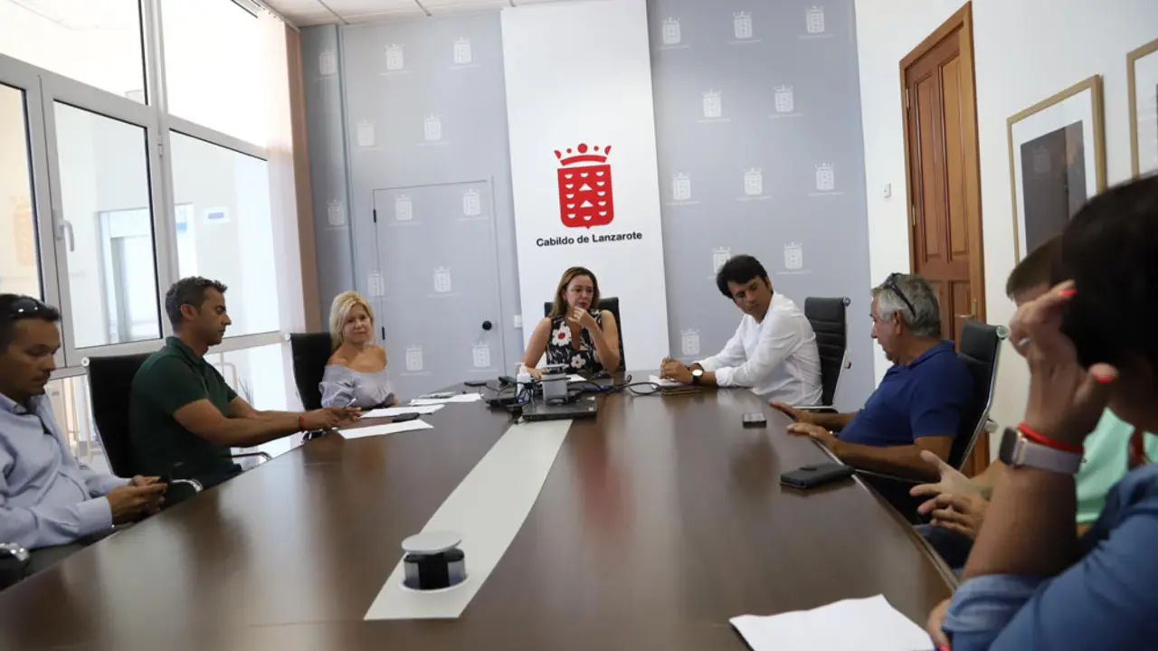<p>Reuni&oacute;n en el Cabildo con&nbsp;representantes de la Cooperativa de Transportistas de Lanzarote</p>

<p>&nbsp;</p>
