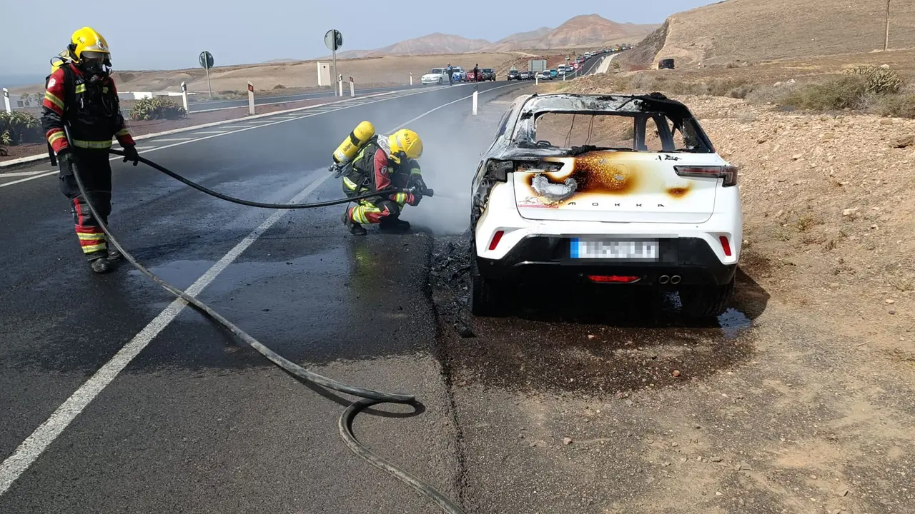 Coche incendiado en Yaiza