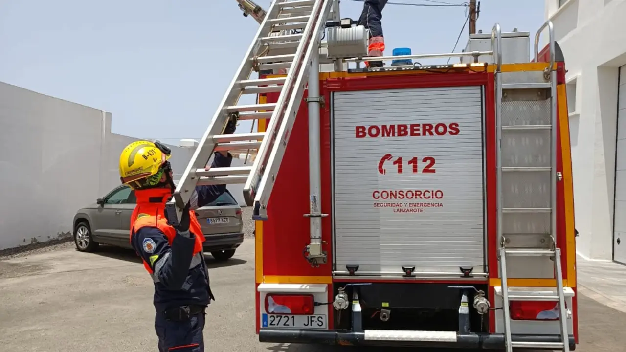 Actuación de los bomberos con el detenido