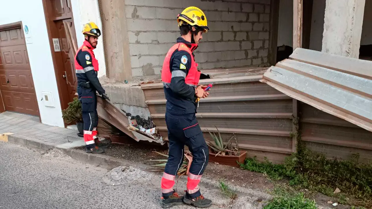 Los bomberos aseguran unas vallas a punto de desprenderse