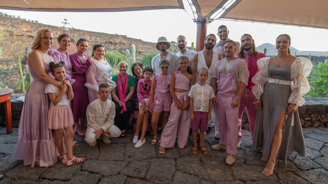 Desfile de moda con prendas tintadas con cochinilla en el Jardín de Cactus