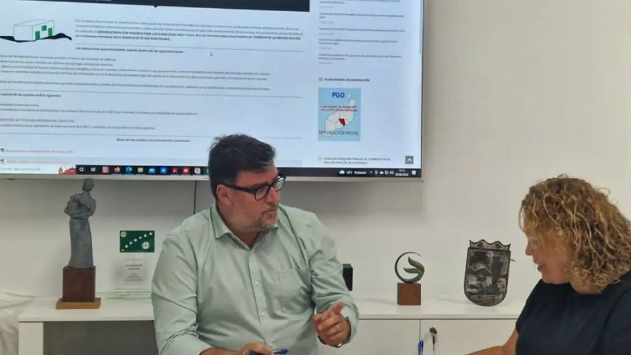 El alcalde Isidro Pérez junto a la concejala Marlene Romero