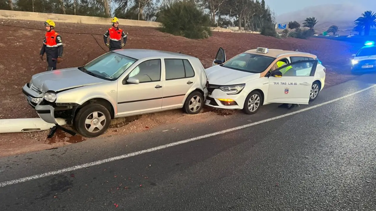 Accidente entre un taxi y un turismo en el aeropuerto