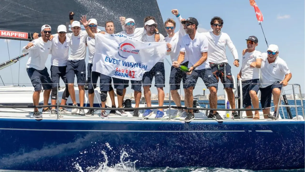 <p>Regatistas de la embarcación española “Nadir”&nbsp;&nbsp;al lograr la 40ª Copa del Rey – Mapfre en la clase Swan 42</p>
