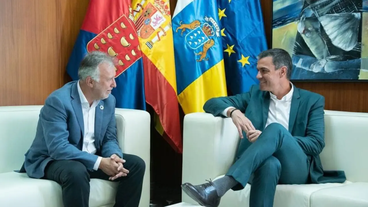 Pedro S&aacute;nchez con el presidente de Canarias