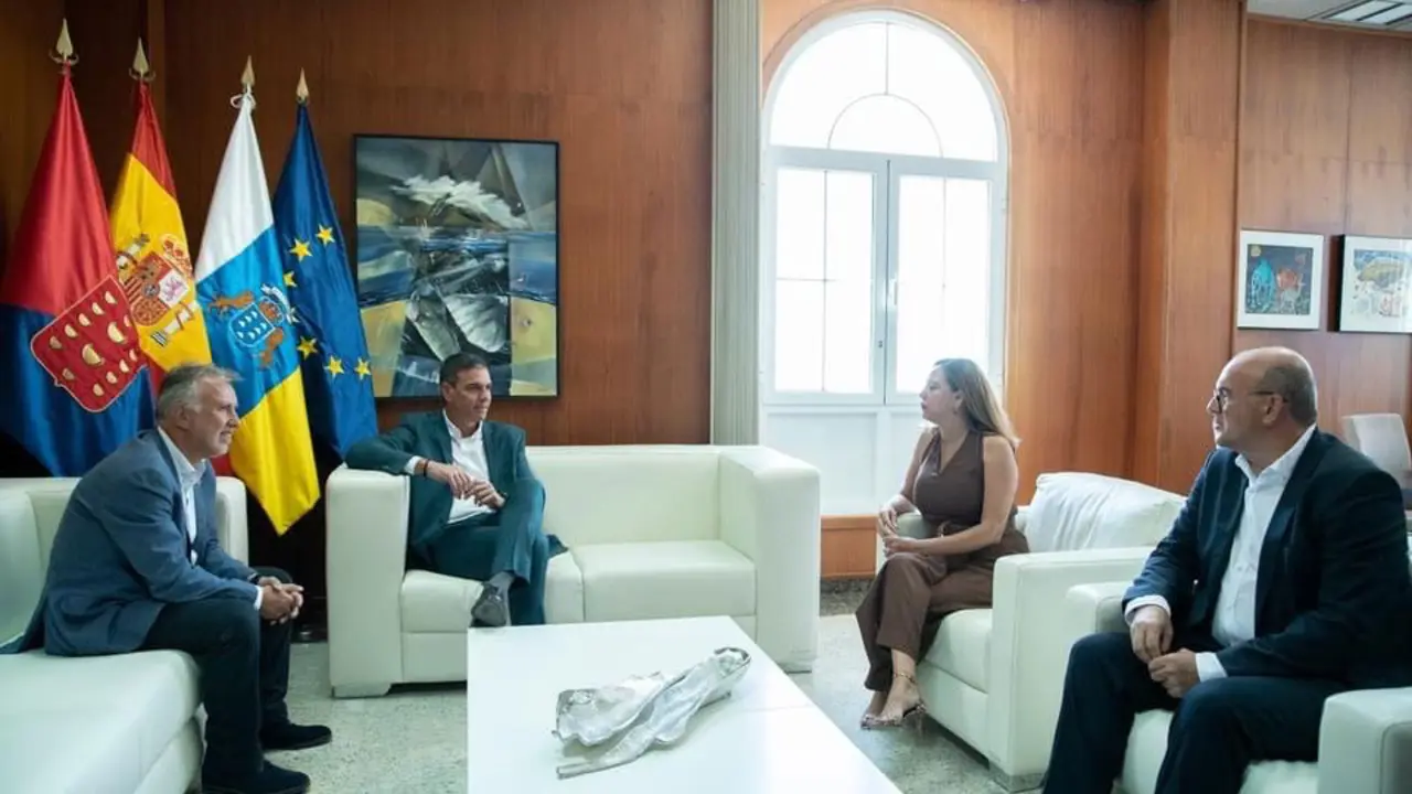 Pedro S&aacute;nchez con los presidentes del Gobierno de Canarias y el Cabildo