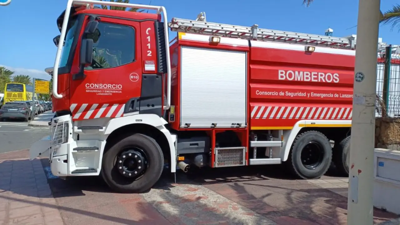 Camión de bomberos junto al hotel Albatros