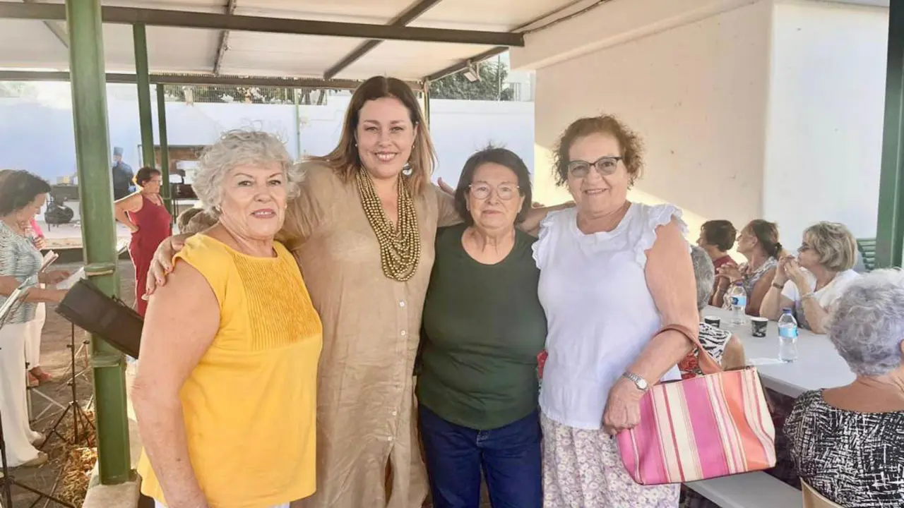 La alcaldesa con varias participantes de los talleres saludables