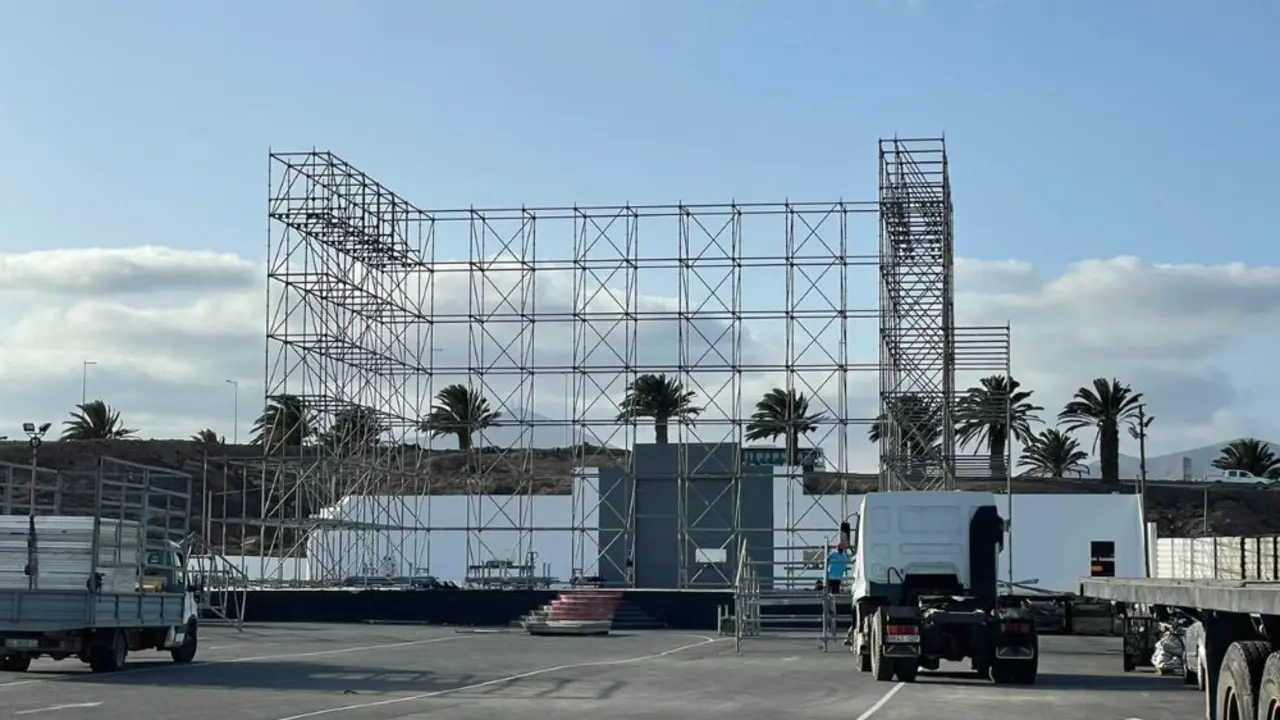 Instalación del escenario para San Ginés