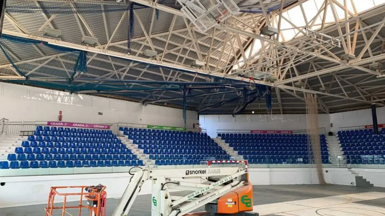 Obras de sustitución del techo del pabellón deportivo de Tías