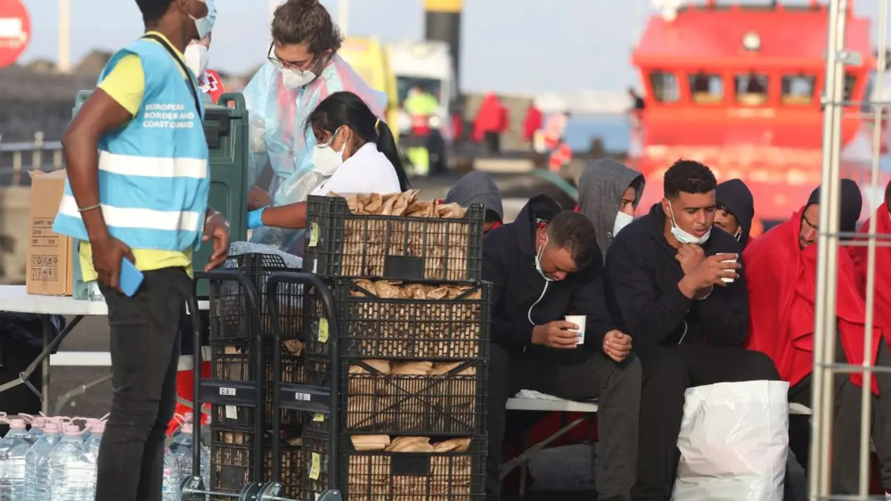 Migrantes en el muelle comercial de Arrecife (Foto: José Luis Carrasco)