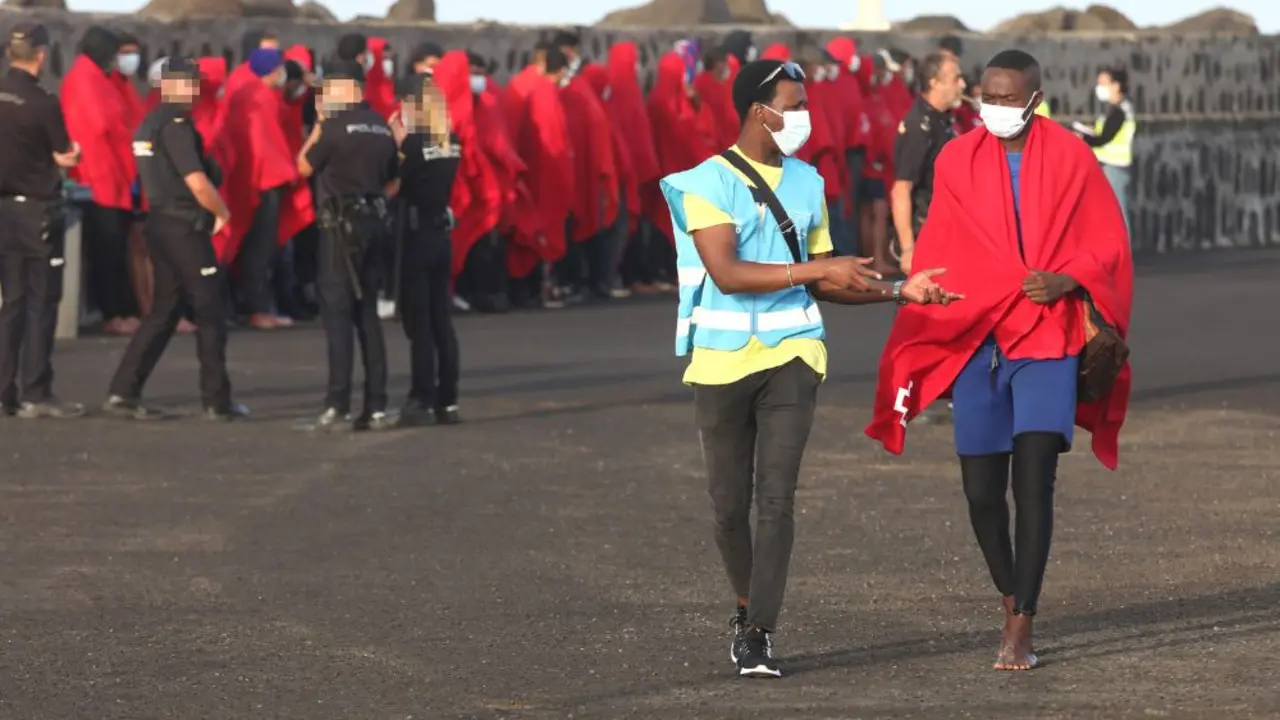 Migrantes llegados el viernes al muelle de Arrecife