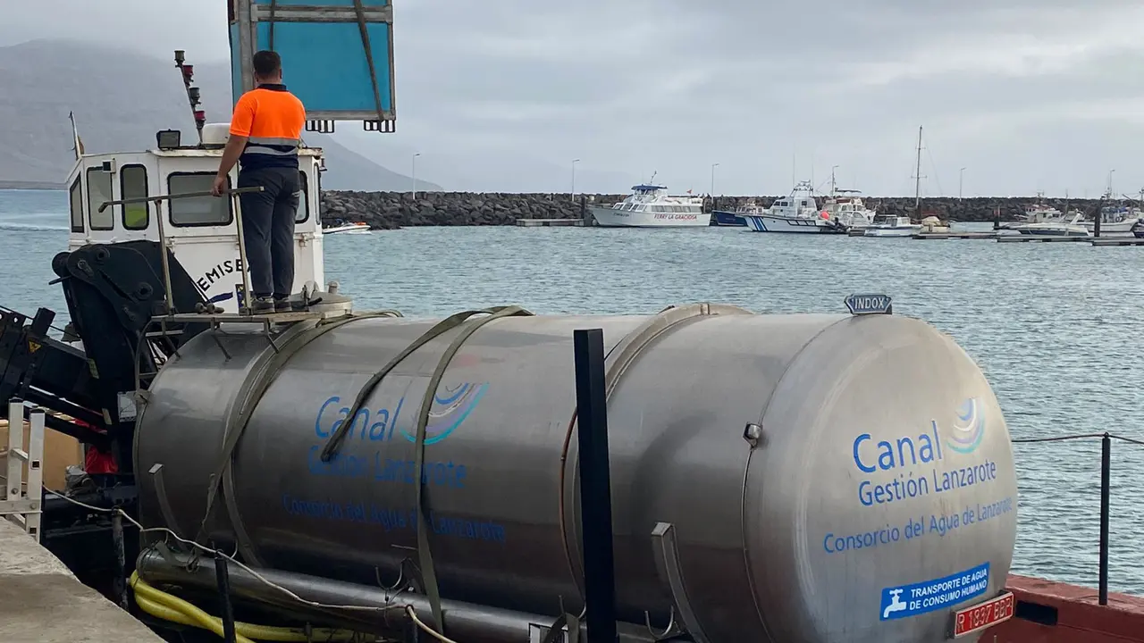 Canal Gestión traslada la cisterna de agua a La Graciosa