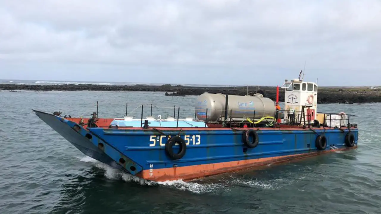 Canal Gestión traslada la cisterna de agua a La Graciosa