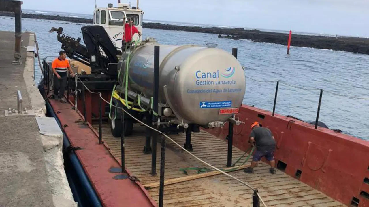 Canal Gestión traslada la cisterna de agua a La Graciosa