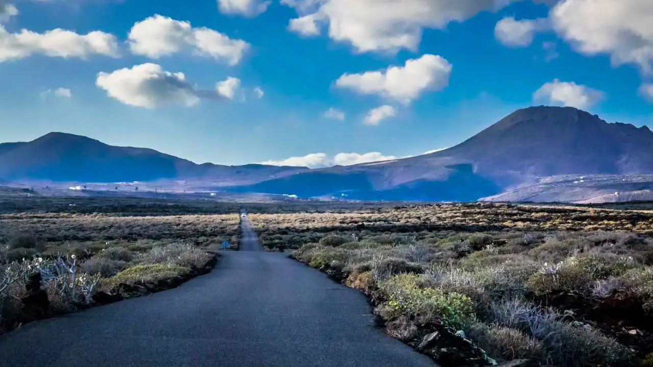 Se modifica el sentido de la LZ-205 de acceso a la Cueva de los Verdes