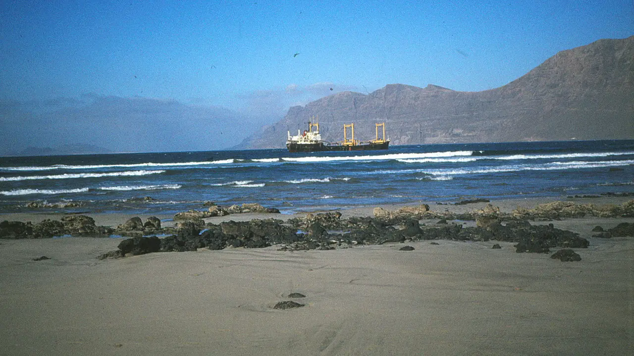 El ‘Rolla 1’ al embarrancar, en 1982. Foto: Memoria Digital de Lanzarote.