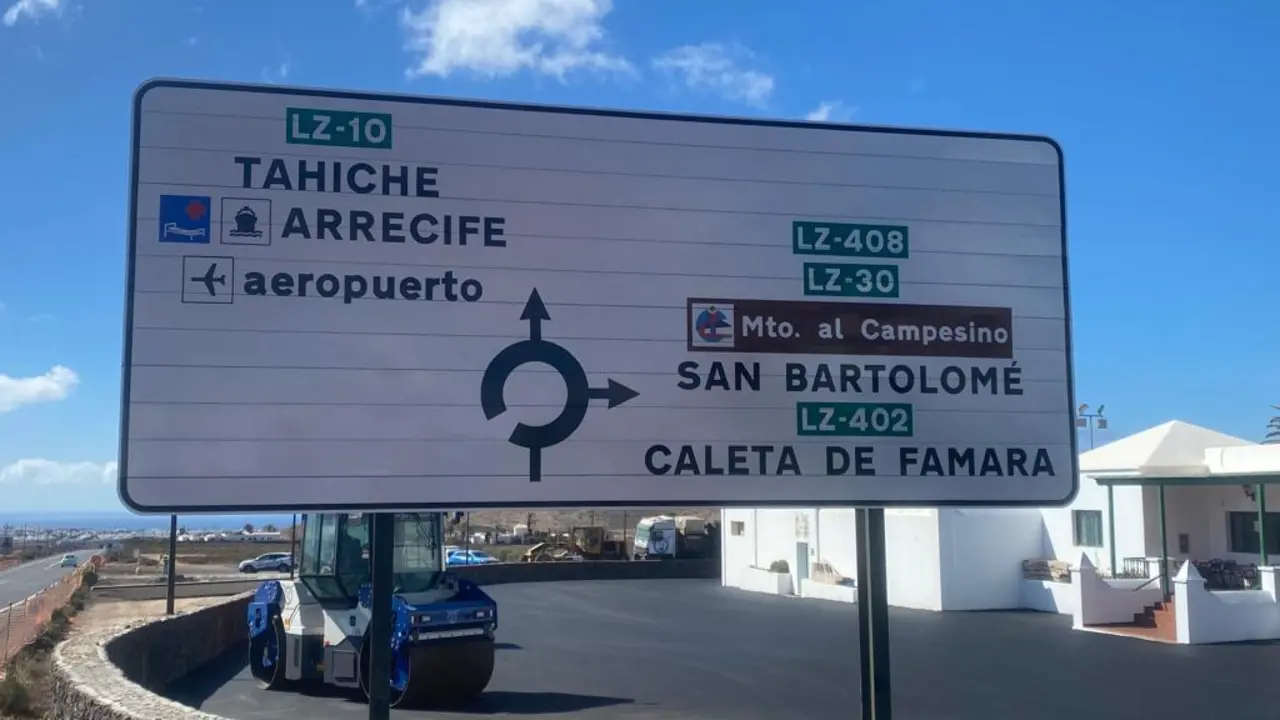 Cartel indicador de la nueva rotonda