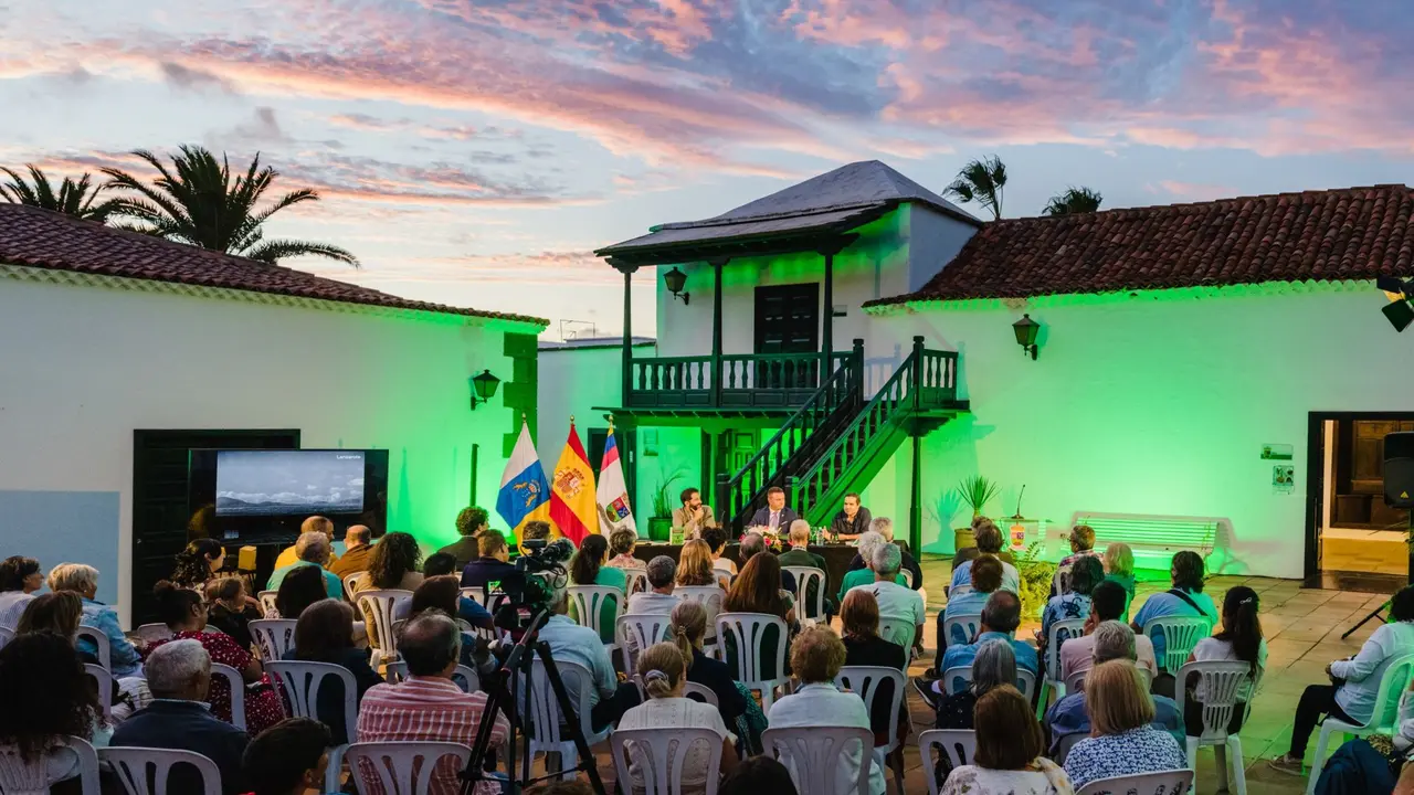 Acto celebrado en el patio de la Casa de la Cultura Benito P&eacute;rez Armas