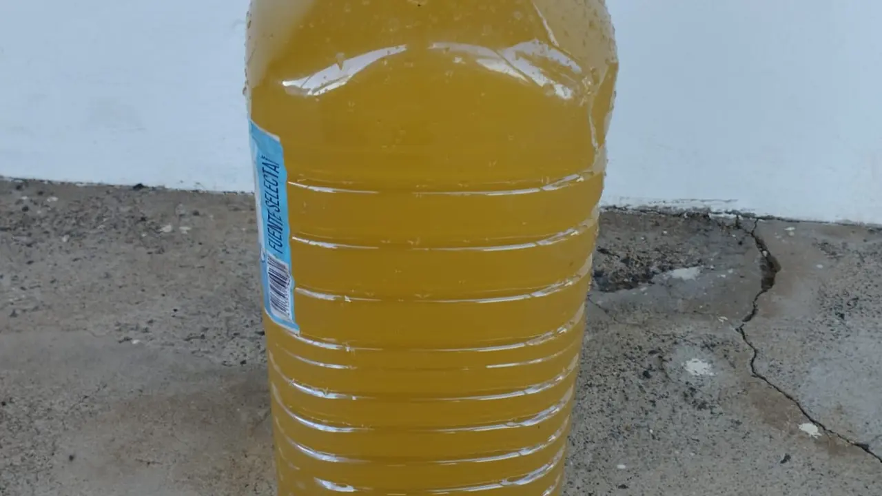 Aqu&iacute; se aprecia el color del agua dom&eacute;stica que llega a las casas de la isla