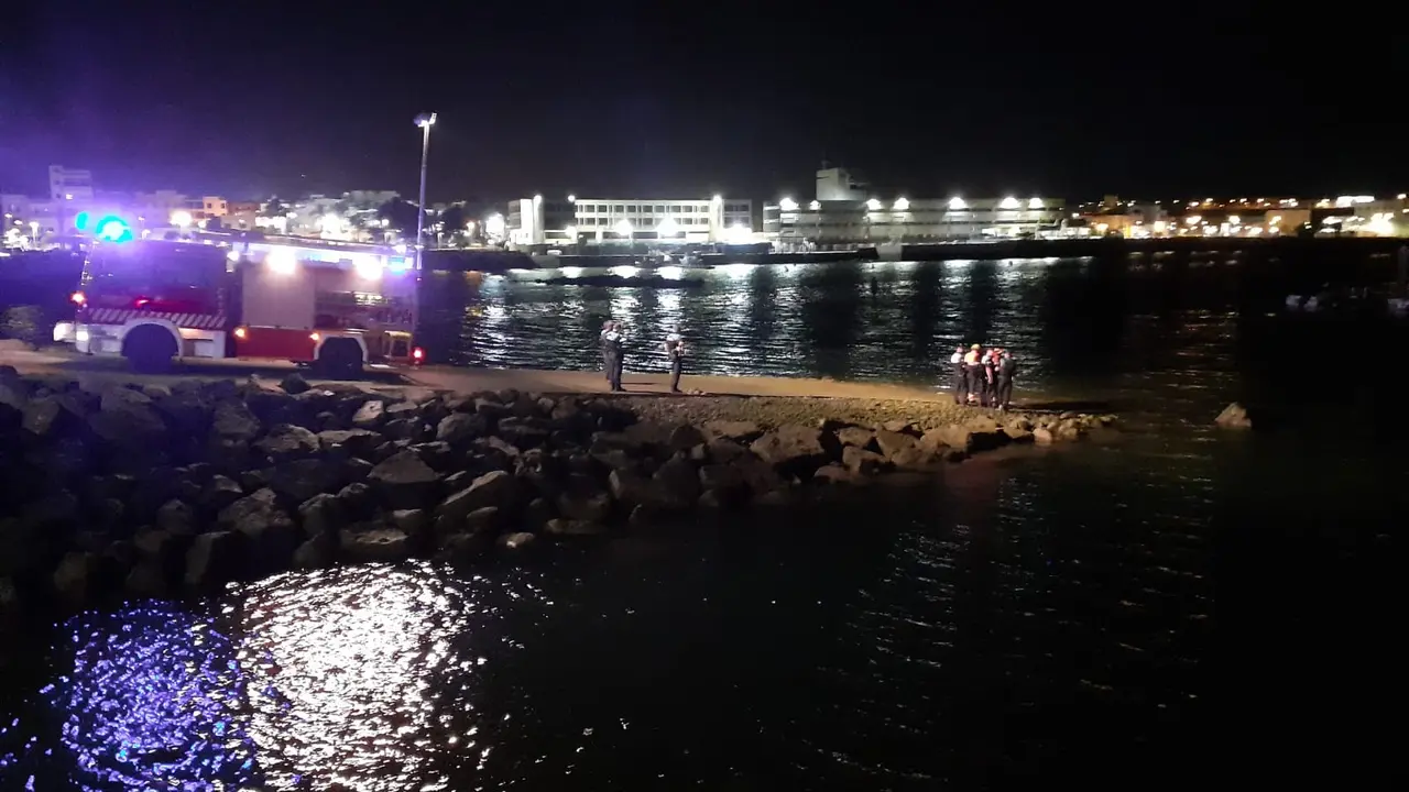 Coche al agua en Marina Lanzarote